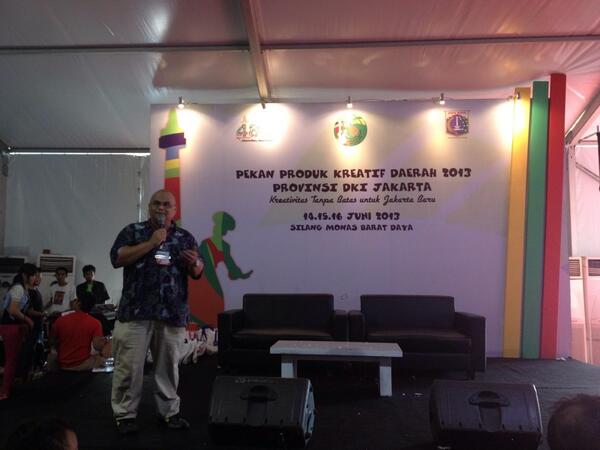 Bapak Afan Galih Salman sedang mengenalkan jurusan Mobile Application Technology