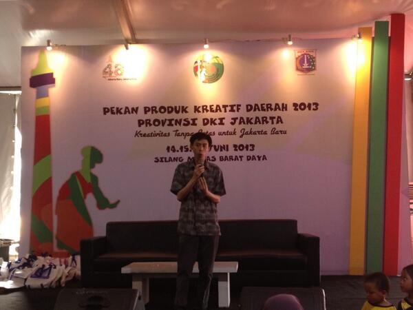 Bapak Michael Yoseph sedang mengenalkan jurusan Game Application Technology