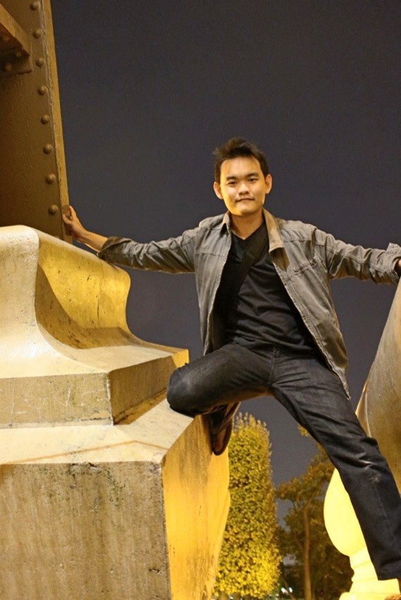 Andrew - Touching Eiffel
